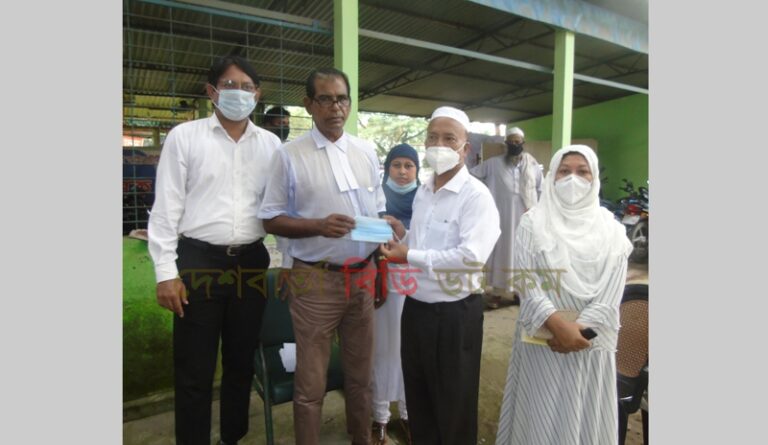শেরপুর জেলা আইনজীবী সমিতির উদ্যোগে সার্জিক্যাল মাস্ক বিতরণ
