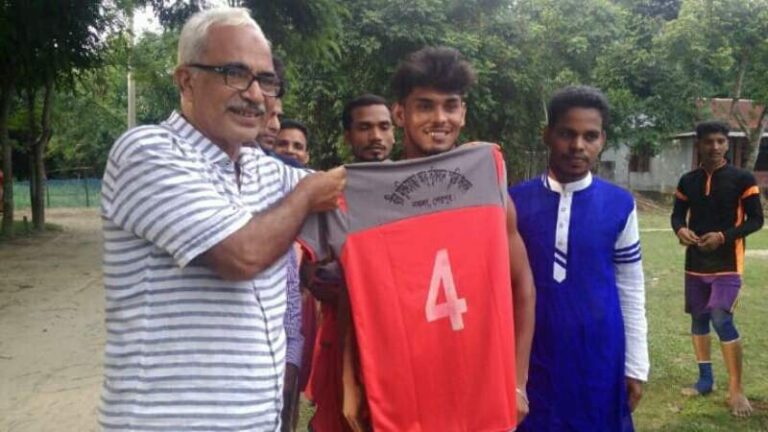 নকলায় ফুটবল খেলোয়াড়দের মাঝে জার্সি বিতরণ