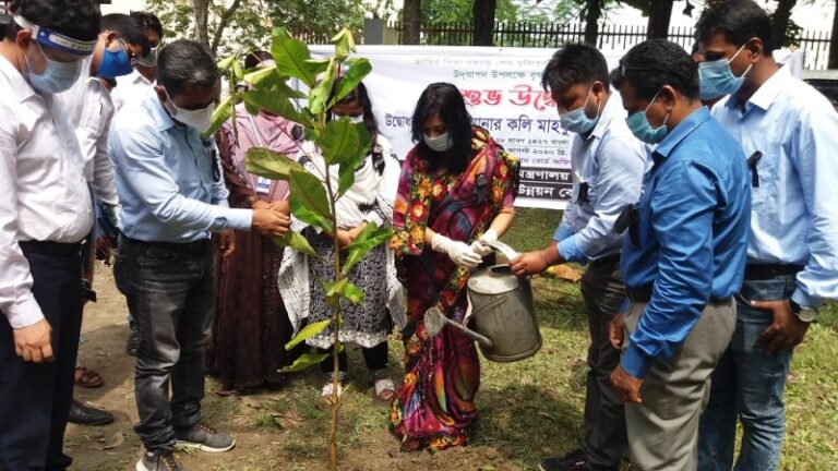 শেরপুরে মুজিববর্ষ উপলক্ষে পানি উন্নয়ন বোর্ডের উদ্যোগে বৃক্ষ রোপণ কর্মসূচির উদ্বোধন করলেন জেলা প্রশাসক