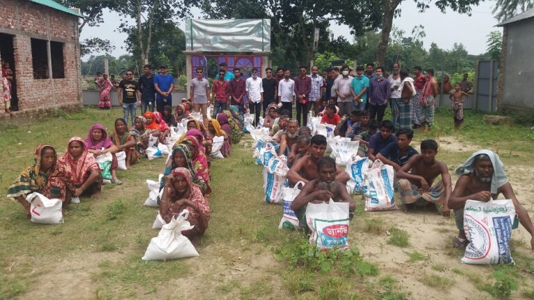 শেরপুরে বন্যার্তদের মধ্যে প্রথম আলোর পক্ষ থেকে ত্রাণ বিতরণ