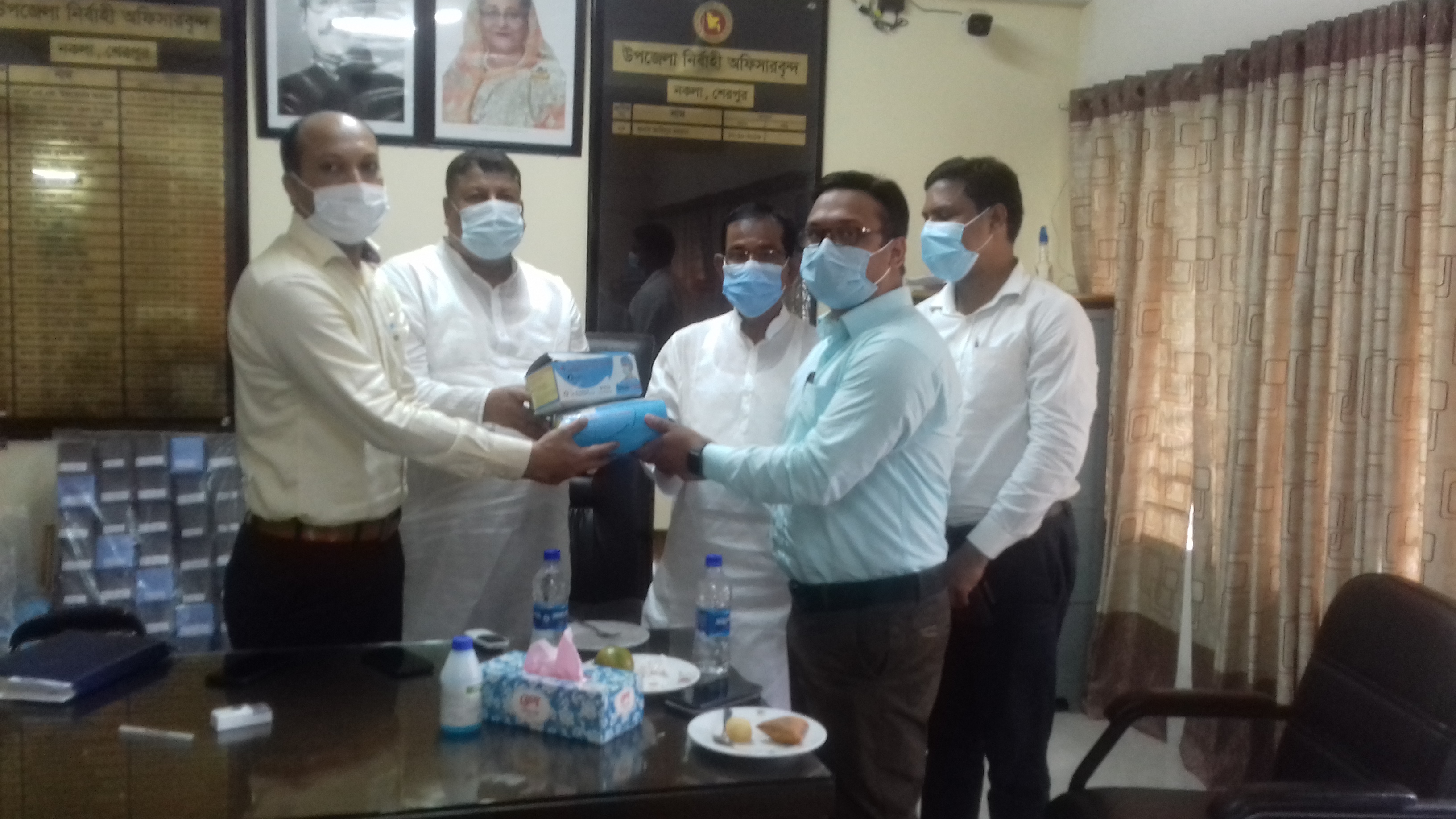 নকলায় উপজেলা স্বাস্থ্য কমপ্লেক্সে বিনামূল্যে মাস্ক বিতরণ