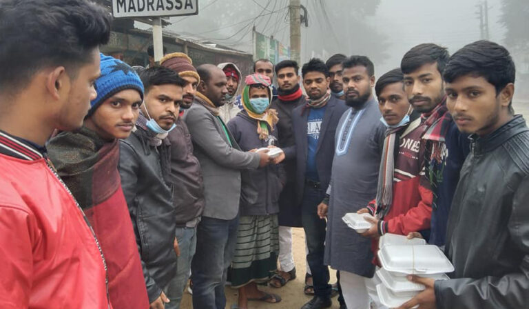 নকলায় বিজয় দিবস উপলক্ষে জনসাধারণের মাঝে খাবার বিতরণ