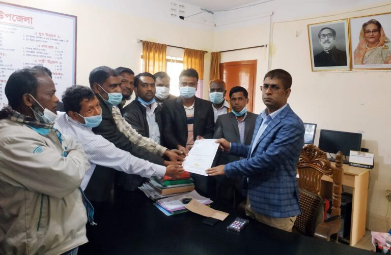 ঝিনাইগাতীতে বেসরকারী শিক্ষা প্রতিষ্ঠানের তৃতীয় শ্রেণীর কর্মচারীদের ৫ দফা দাবী আদায়ের লক্ষ্যে উপজেলা নির্বাহী অফিসারের নিকট স্মারকলিপি প্রদান