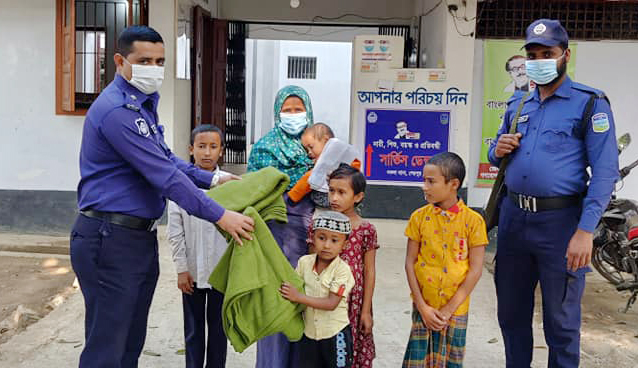 অসহায় শীতার্থ পরিবারকে শীতবস্ত্র বিতরণ উপহার দিলেন নকলা থানার ওসি মুশফিক