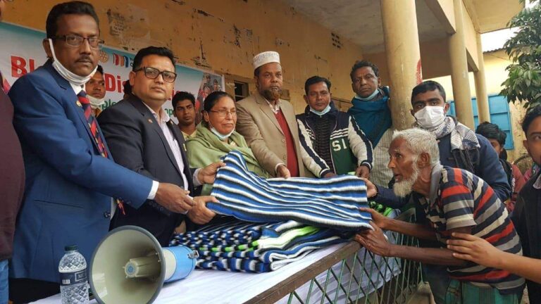 রোটারী ক্লাব অব শেরপুর এবং রোটারী ক্লাব অব ধানমন্ডী সেন্ট্রাল এর শেরপুরে শীতার্ত মানুষের মাঝে শীতবস্ত্র বিতরণ