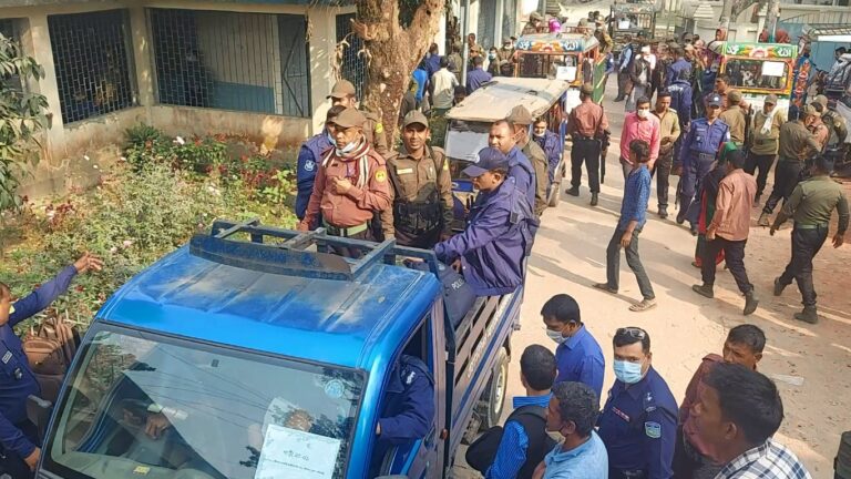 শেরপুর ও শ্রীবরদী পৌরসভা নির্বাচনে নির্বাচনী সরঞ্জাম বিতরণ চলছে