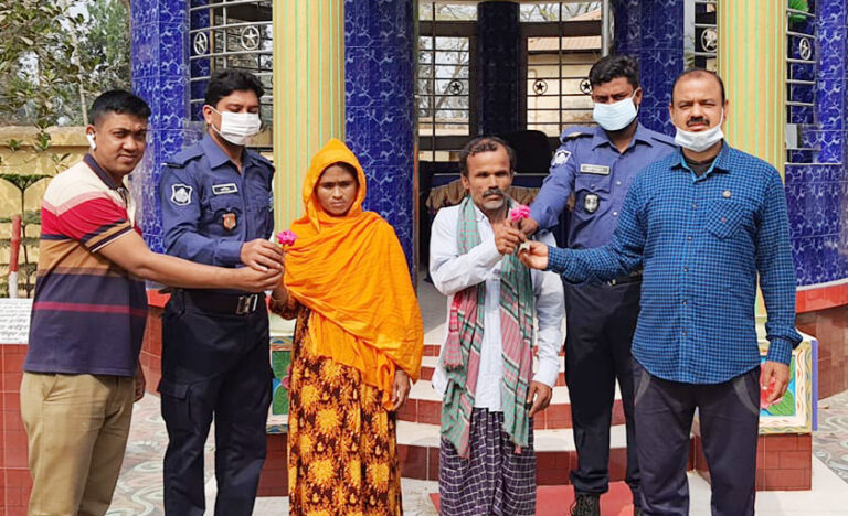 স্বামী-স্ত্রীকে হাতকড়ার পরিবর্তে গোলাপ ফুল দিয়ে বরণ করল পুলিশ