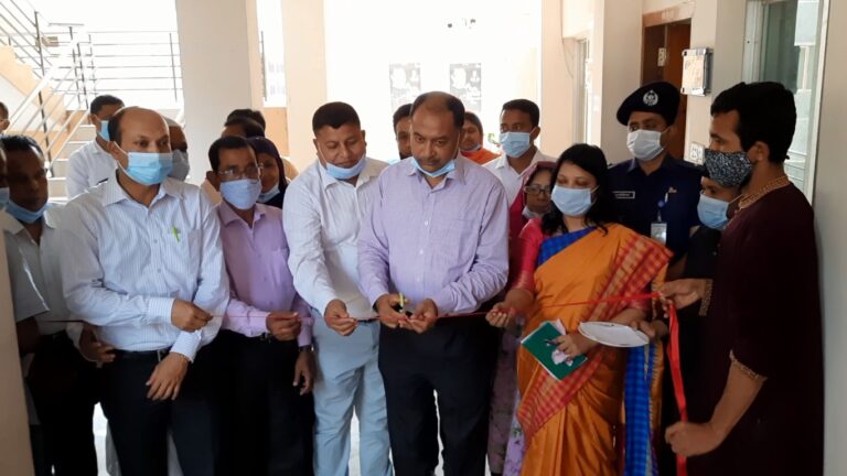 নকলায় বঙ্গবন্ধু ও মুক্তিযুদ্ধ কর্ণার উদ্ধোধন করলেন বিভাগীয় কমিশনার