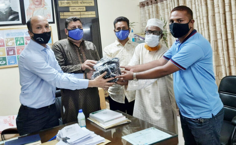 নকলায় সাংবাদিকদের মাঝে উপজেলা পরিষদের মাস্ক বিতরণ