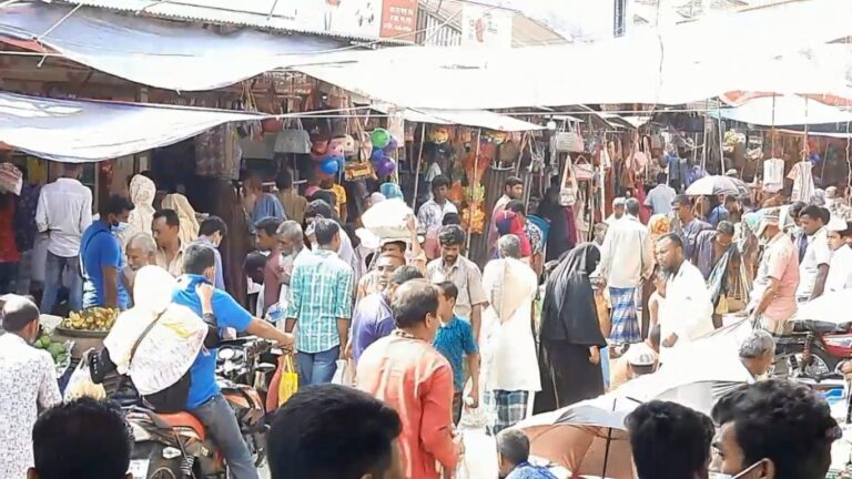 নকলায় ঈদ বাজারে কেনাকাটা জমজমাট: স্বাস্থ্যবিধি মানার নেই বালাই