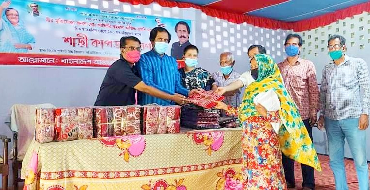 ঈদুল ফিতর উলক্ষে শেরপুরে হতদরিদ্রদের মাঝে শাড়ী কাপড় বিতরণ