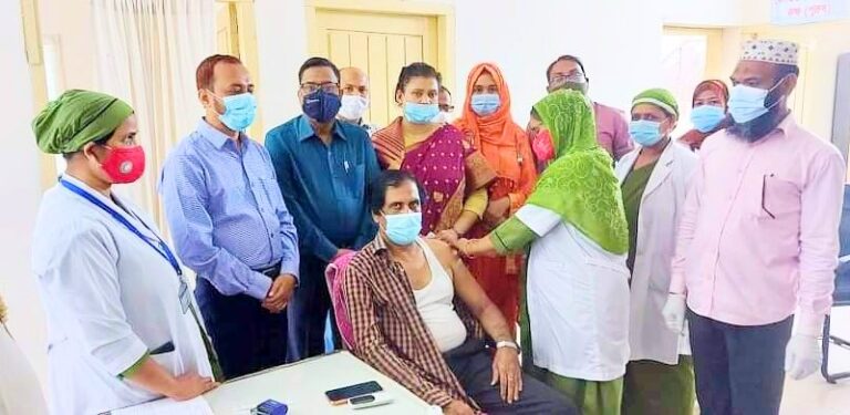 করোনা টিকার দ্বিতীয় ডোজ নিলেন হুইপ আতিক