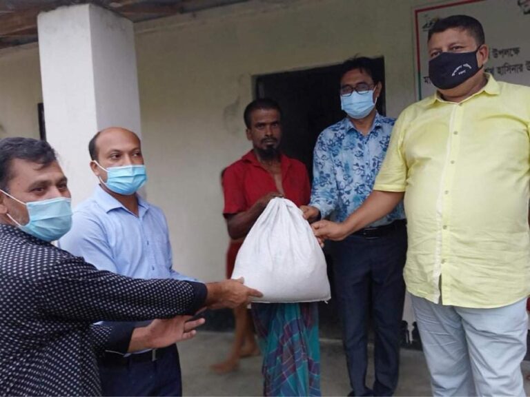 নকলায় প্রধানমন্ত্রীর উপহারের খাদ্য সামগ্রী বিতরণ