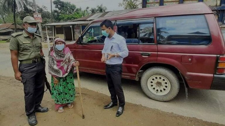 ঝিনাইগাতীতে অসহায় বৃদ্ধার পাশে ইউএনও ফারুক আল মাসুদ