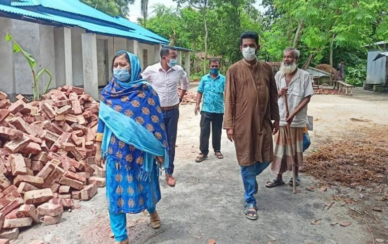 নকলায় উপকারভোগীদের ঘর পরিদর্শন করলেন অতিরিক্ত জেলা প্রশাসক