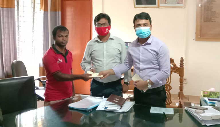 ঝিনাইগাতীতে প্রতিবন্ধি শিক্ষার্থীদের মাঝে শিক্ষা উপ-বৃত্তির চেক বিতর