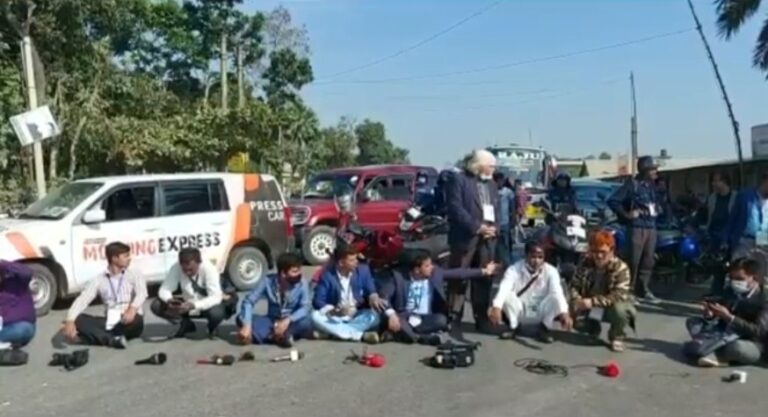 নকলায় সাংবা‌দি‌কের ওপর হামলা করলেন পৌর মেয়র:প্রতিবাদে সড়ক অবরোধ