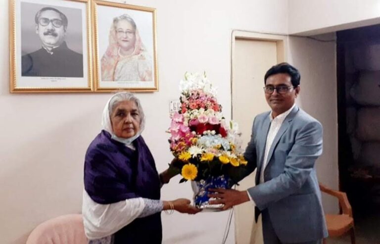মতিয়া চৌধুরীকে ফুলেল শুভেচ্ছা জানালেন নবনির্বাচিত চেয়ারম্যান মহব্বত