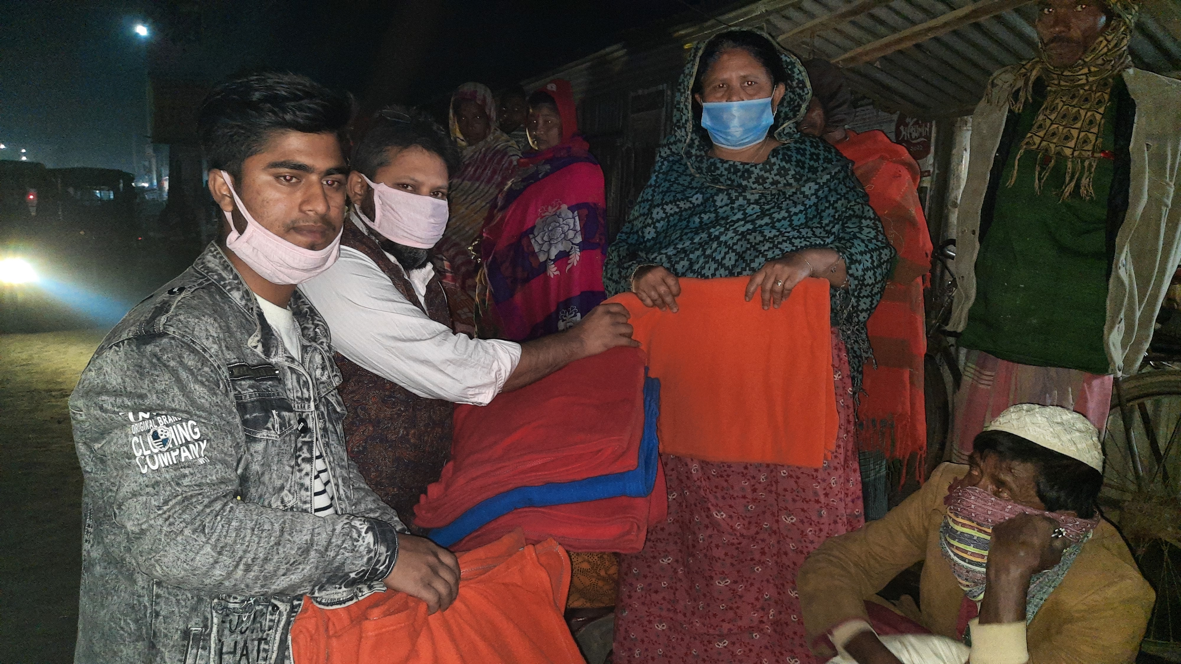 নকলায় রাতে ঘুরে ঘুরে কম্বল বিতরন করলেন শেরপুর যুব কল্যাণ সংস্থা