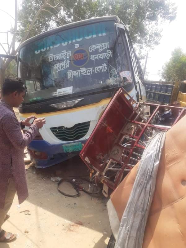 বাস ও ইজিবাইকের মুখোমুখি সংঘর্ষে নিহত-১, আহত-৩