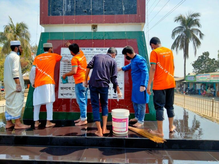 স্বাধীনতা মাসে বঙ্গবন্ধু চত্বর পরিস্কার করলেন ক্লিন আপ নকলা
