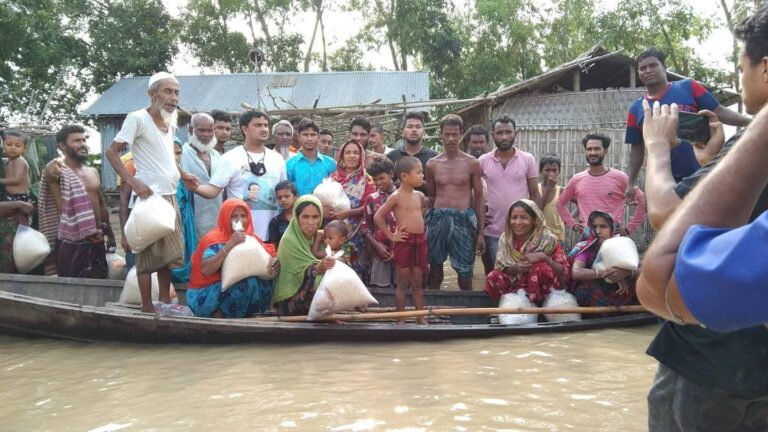 ঝিনাইগাতীতে পানিবন্দি মানুষের মাঝে ছাত্রলীগের ত্রান বিতরন