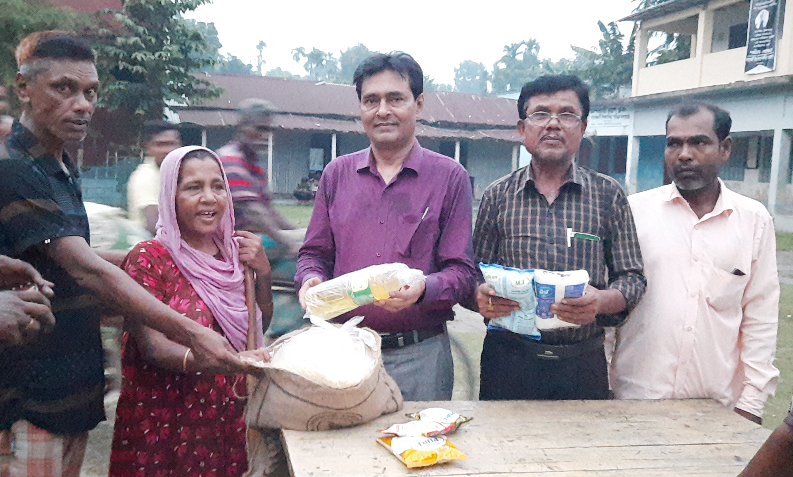 নকলায় প্রধানমন্ত্রীর উপহার সামগ্রী বিতরণ করলেন ইউপি চেয়ারম্যান মহব্বত