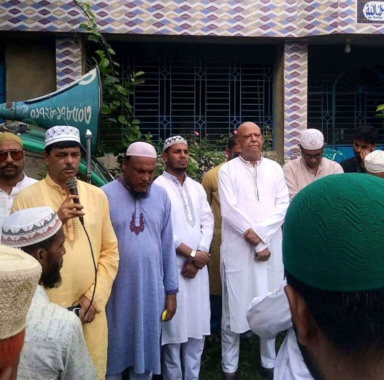 ইউনিয়ন মেম্বারের বাবার জানাজায় অংশগ্রহণ করলেন চন্দন কুমার পাল