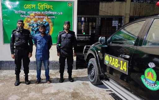 ঝিনাইগাতীতে ৮৫ বোতল ভারতীয় মদসহ যুবক গ্রেপ্তার