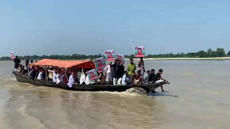 নৌকায় চড়ে বিএনপির সমাবেশে যাচ্ছেন শেরপুরের কর্মীরা