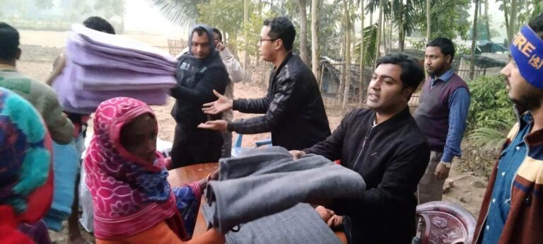 শেরপুরে বেদে পল্লীর ১০০ শীতার্ত পেল প্রধানমন্ত্রীর শীতবস্ত্র উপহার