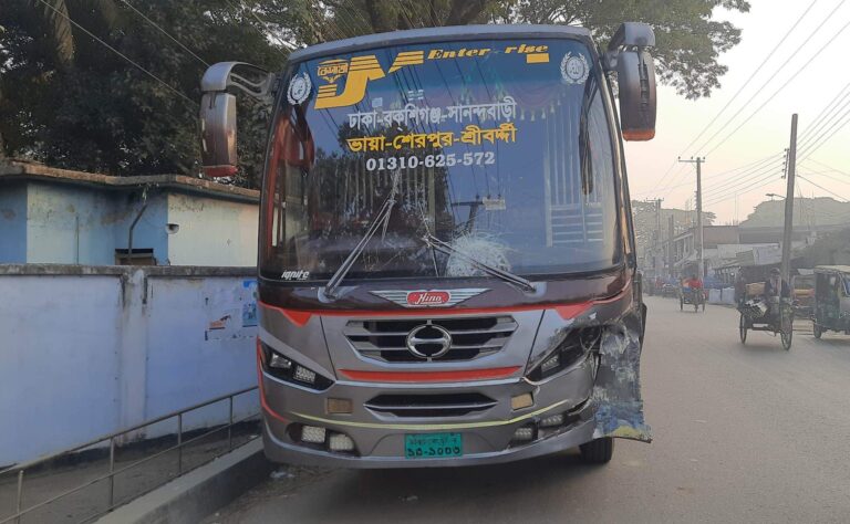 নকলায় বাসের ধাক্কায় ট্রলি চালক নিহত: ঘাতক বাস আটক