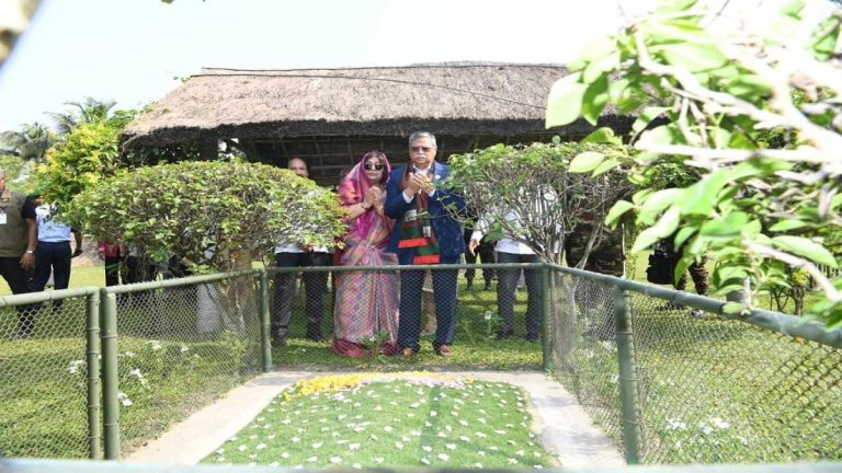পাবনায় বাবা-মায়ের কবর জিয়ারত করলেন রাষ্ট্রপতি