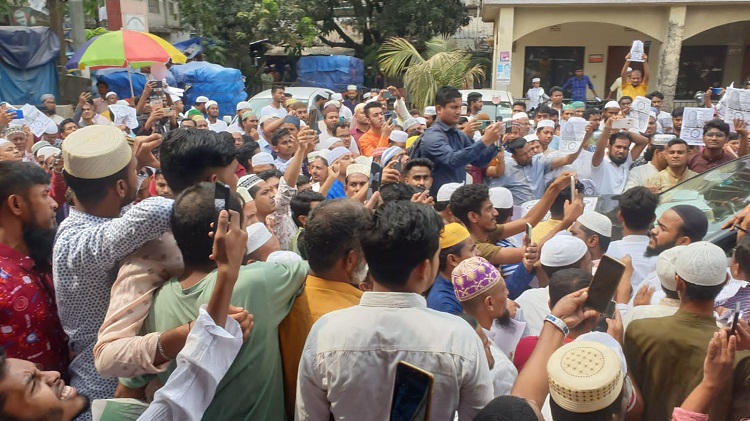 গাজীপুর সিটি নির্বাচন: গণসংযোগে নেমে রনি তুষ্ট, জায়েদা খাতুন অভিভূত