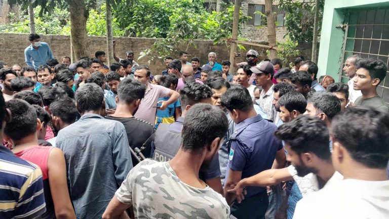 নরসিংদীতে চোর সন্দেহে কিশোরকে পিটিয়ে হত্যা
