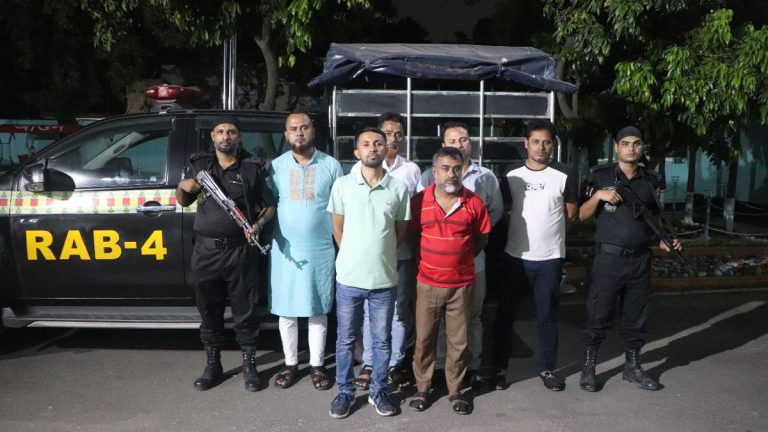 ভিসার ভুয়া সিল দিয়ে লাখ লাখ টাকা হাতিয়ে নিয়েছে চক্রটি