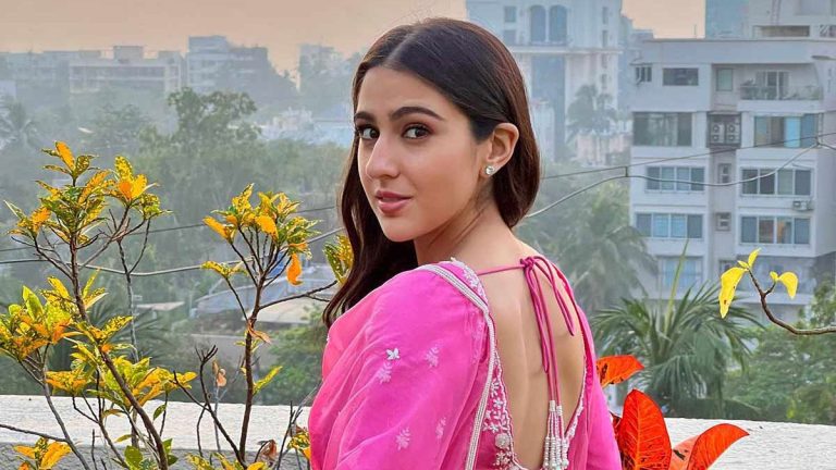 কলকাতার ফুচকা-ঝালমুড়িতে মজলেন সারা