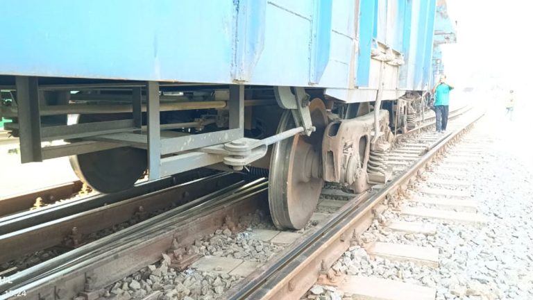 সিরাজগঞ্জে ট্রেনের বগি লাইনচ্যুত, তদন্ত কমিটি গঠন