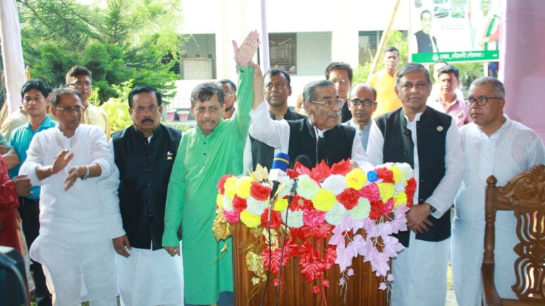 ছোট ভাইকে নেতাকর্মীদের হাতে তুলে দিলেন এমপি হাসানাত