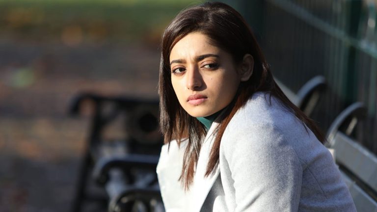 অভিনেত্রী বললেন, ‘একটু সরে বসুন’