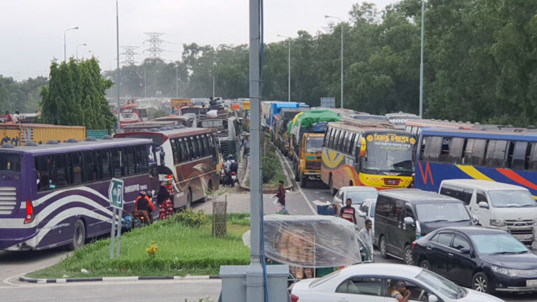 ঢাকা-টাঙ্গাইল মহাসড়কে যানবাহনের চাপ, নেই যানজট