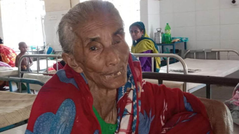 ৮৫ বছরের বৃদ্ধা মাকে যাত্রী ছাউনিতে ফেলে গেলেন ছেলেরা!