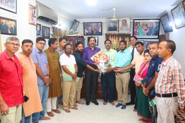শেরপুর প্রেসক্লাবের নব নির্বাচিত কমিটির পক্ষ থেকে হুইপ আতিউর রহমান’কে ফুলেল শুভেচ্ছা