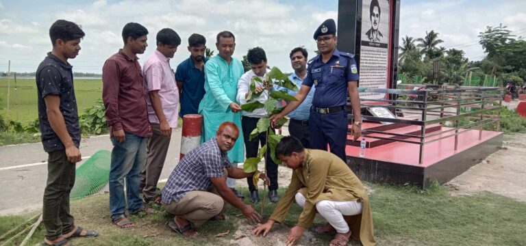 ঝিনাইগাতীতে বৃক্ষমেলা উপলক্ষে শহীদ নাজমুল স্মৃতি চত্তরে বৃক্ষ রোপণ