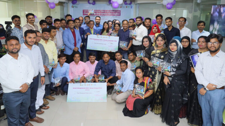 সেরা উদ্যোক্তাদের পুরস্কৃত করল এটুআই