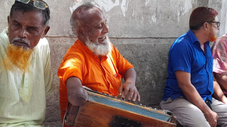 ৫২ বছর ধরে গান গেয়ে সংসার চালাচ্ছেন অন্ধ ইবাদুল বাউল 