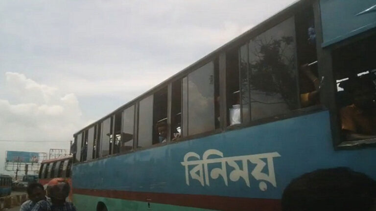 বিমানবন্দর এলাকায় বাসের চাপায় ২ নারী নিহত