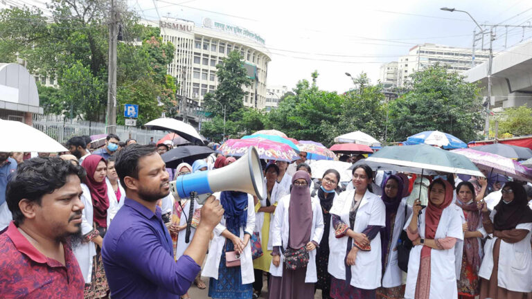 দাবি আদায় না হলে ঢাকায় চিকিৎসকদের মহাসমাবেশ দাবি আদায় না হলে ঢাকায় চিকিৎসকদের মহাসমাবেশ