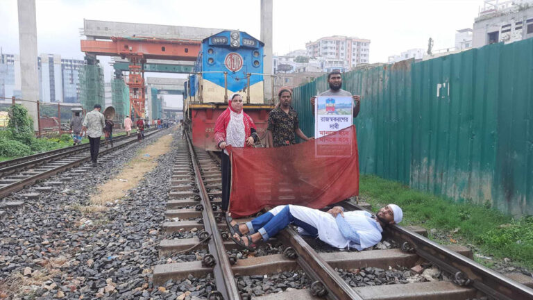 এফডিসি সিগন্যালে ট্রেন থামিয়ে শ্রমিকদের রেললাইন অবরোধ