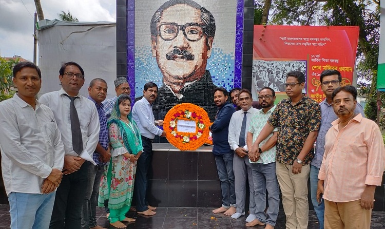 শেরপুরে বঙ্গবন্ধুর প্রতিকৃতিতে প্রেসক্লাবের নতুন কর্মকর্তাদের শ্রদ্ধাঞ্জলি